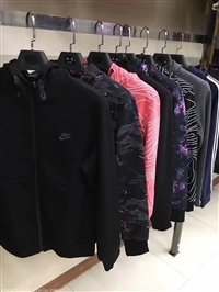 揭秘品牌折扣服装货源 从专卖店库存到精品尾货批发全攻略