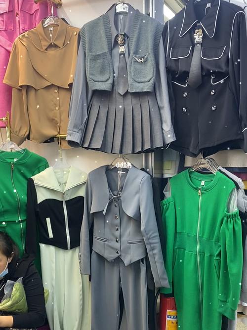 店主在广州服装批发市场每日更新